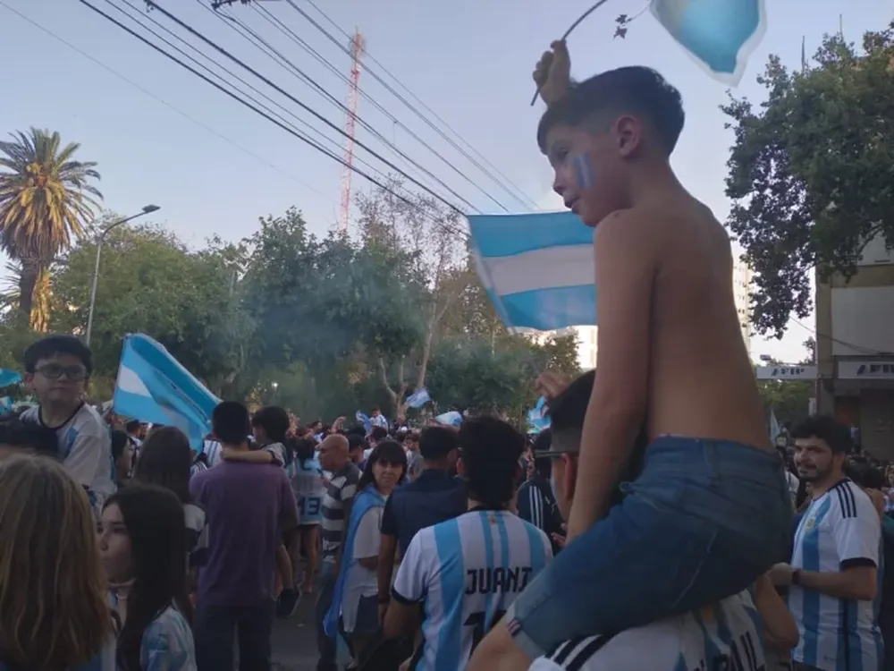 Calor, espuma y locura total de los sanjuaninos por la Scaloneta en la Plaza 25