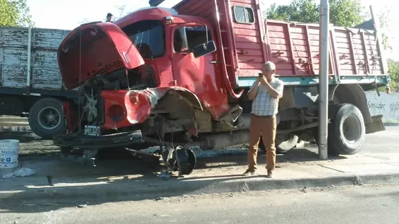 Impactante: un camión perdió una rueda y quedó montado en un boulevard