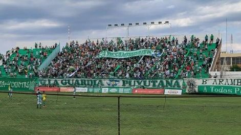Clima raro y marcado por los incidentes se vivió en la popular de Sportivo Desamparados en la noche del domingo.