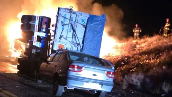 Dos camiones chocaron de frente y se incendiaron en el camino de alta montaña en Mendoza. (Foto Prensa Seguridad Mendoza)