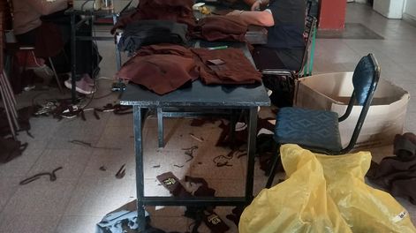 Cáritas Cristo Rey confecciona frazadas con camperas de polar en desuso que les dona una empresa de seguridad privada.