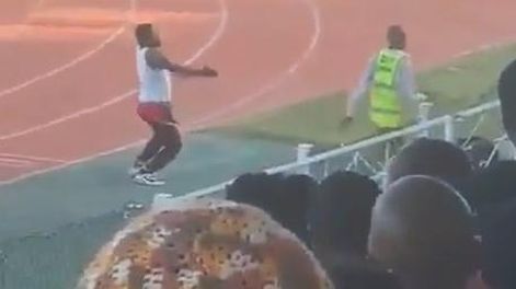 Un DT se zarpó tanto en el festejo contra su exequipo que lo suspendieron por 6 meses