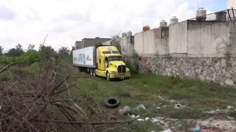 Hallan un camión abandonado con 157 cadáveres que “no cabían en la morgue”