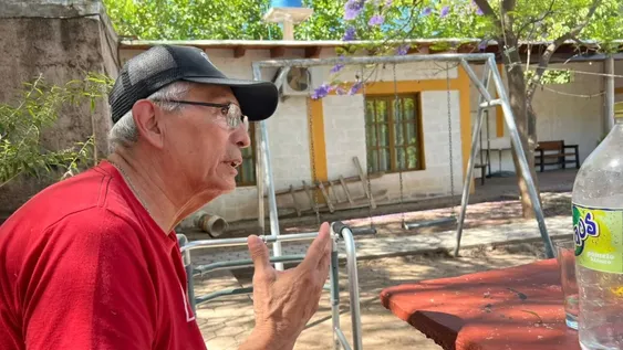 Juan Vargas, en su casa de Valle Fértil, donde pasa sus días recordando su dura infancia en Buenos Aires.