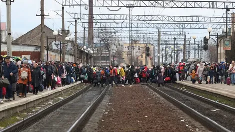 Ucrania reanuda la evacuación de civiles por corredores acordados con Rusia