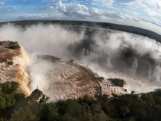 Las Cataratas del Iguazú volvieron a recibir visitantes tras el descenso del caudal, aunque la Garganta del Diablo permanece inhabilitada.