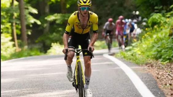 EL BRITÁNlCO del Visma, con un ataque letal le arrebató la malla a Del Toro y sentenció el Giro a su favor. Hoy la carrera culminará en Roma.