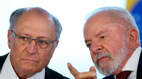 El vicepresidente de Brasil, Geraldo Alckmin, escucha al presidente Luiz Inácio Lula da Silva durante un acto en el Palacio del Planalto.