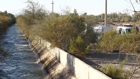 Misterio por el hallazgo de un cadáver en un canal: ¿accidente, suicidio o crimen?