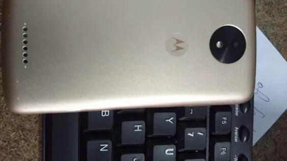 Cayó adolescente que le robó el celular a una mujer que caminaba con su hija