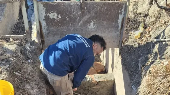 LOS DOS PRIMEROS CORTES se hicieron este viernes y fue en los ingresos de dos finqueros que llevaban años sin ponerse al día con el servicio, pero seguían regando.