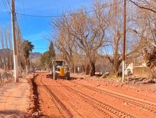 El municipio de Calingasta continúa trabajando para recuperar los caminos afectados por el temporal de lluvia y nieve.