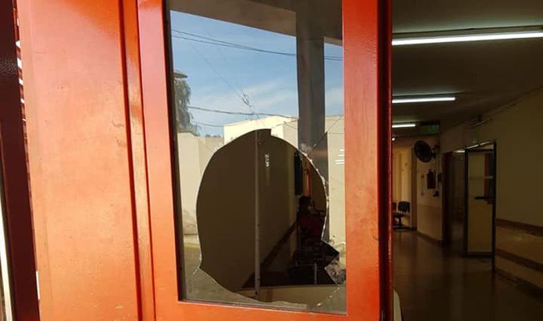 El hospital de Caucete arremete contra la familia que reclamó atención y provocó daños: los denunció