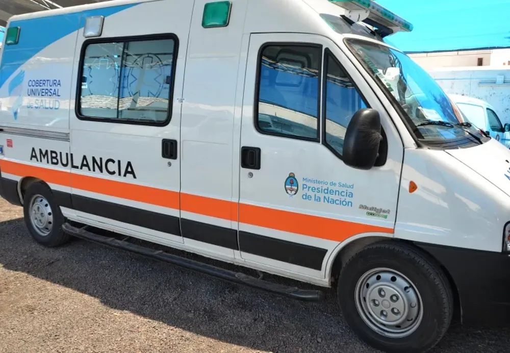 Una mujer fue atropellada por un auto que se dio a la fuga y dejó abandonada