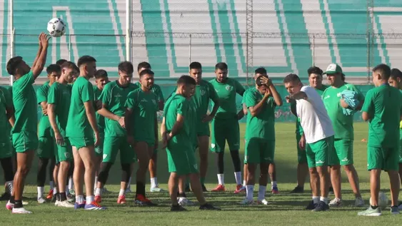 Charla. Murúa remarcó aspectos anímicos en Sportivo para encarar la gran final en el inicio de la práctica en Puyuta.