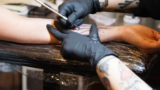 Hadpoke tattoo, la técnica que vuelve los orígenes