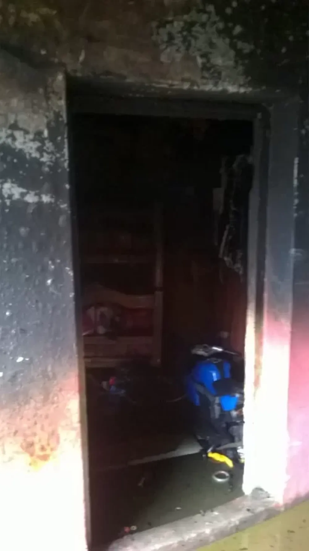 Una pérdida en una garrafa generó un incendio que dejó daños casi totales en una casa
