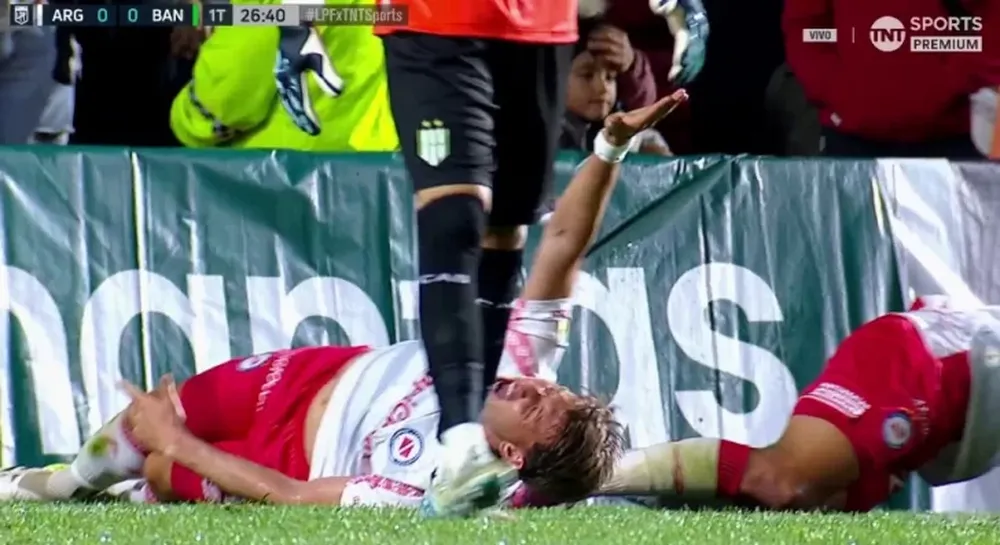 Dolor. Matías Giménez asustó a todos en Argentinos. Hoy los estudios determinarán su lesión.