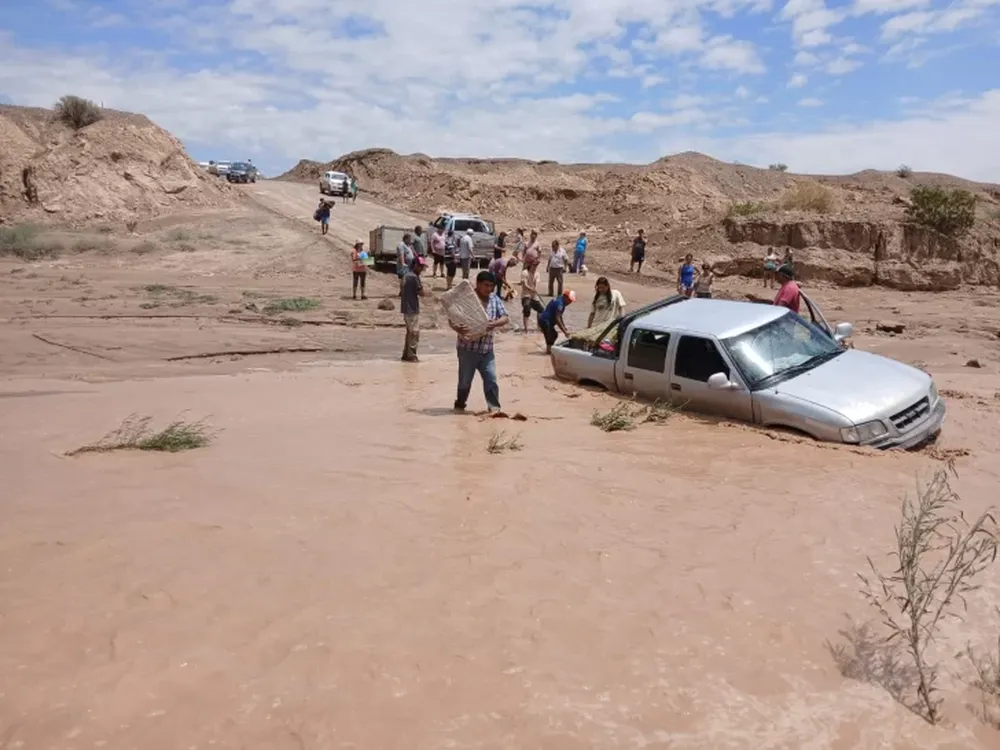 Una fuerte creciente en Mogna dejó al pueblo aislado y complicó la distribución de agua potable