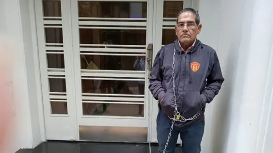 El vice de Sarmiento de Chaco se encadenó en la puerta de la AFA