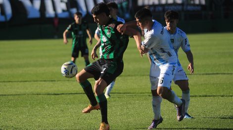 Duelo. Nazareno Funez, de lo mejor en San Martín, aguanta la marca de Ulises Yegros. El Verdinegro lo tenía pero se equivocó y lo pagó con empate en Concepción. Foto: Mariano Arias.