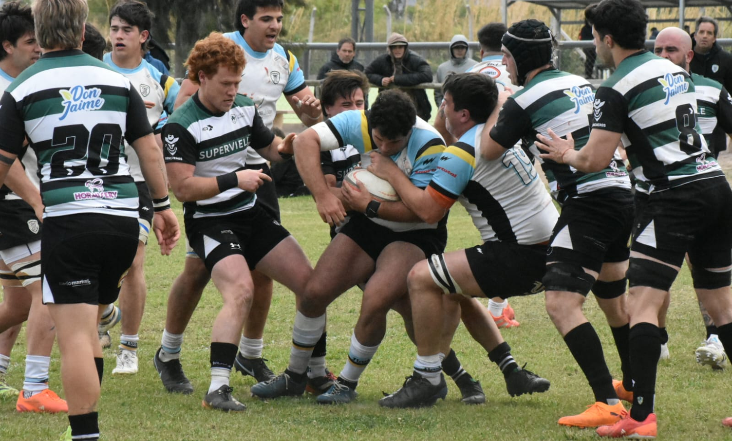 Universitario revirtió el partido ante CPBM y salió de la zona de reválida