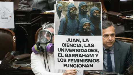 COMO El Eternauta. El diputado de Encuentro Federal Esteban Paulón apareció así.