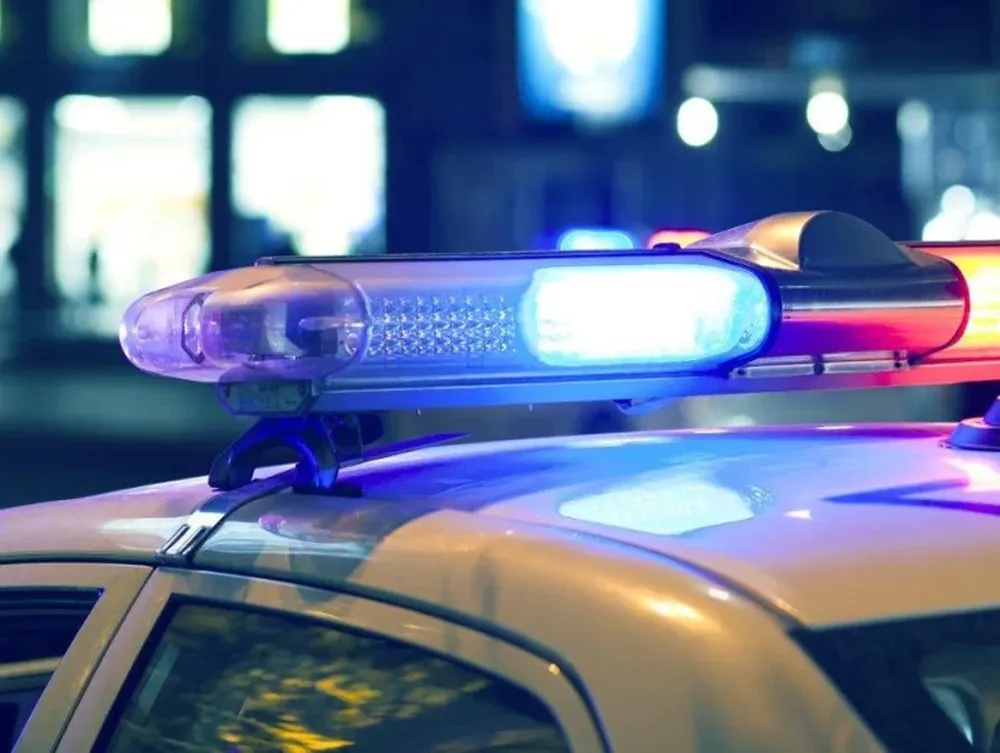 Dos personas viajaban en moto y chocaron con un camión estacionado: están internadas