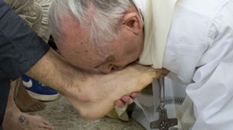 El Papa lavó pies a 12 jóvenes reclusos, incluida una musulmana
