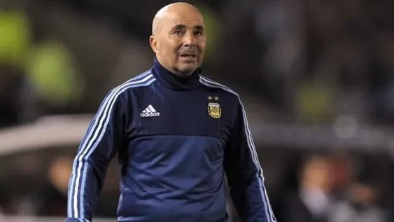 Sampaoli prefiere viajar mucho antes que cruzarse con rivales “peligrosos”