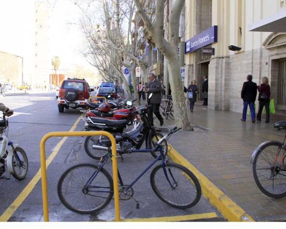 Casi duplicarán el estacionamiento de motos en las calles