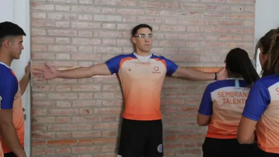 Alumnos podrán elegir tener clase de gimnasia con un profesor o profesora