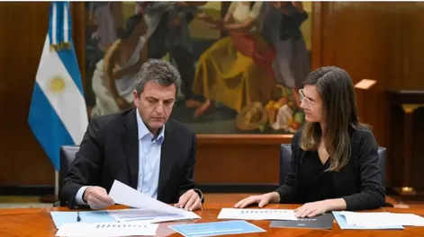Suma fija, AUH y salario familiar: las medidas que promete el Gobierno para compensar la fuerte devaluación