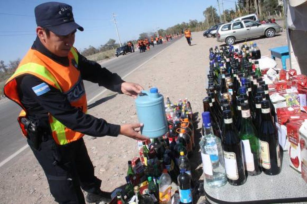 Derramaron las bebidas decomisadas durante el Día de la Primavera