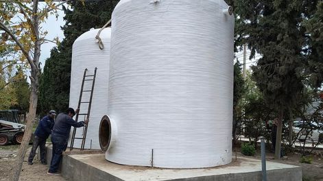 Con la instalación de los dos tanques de 25.000 litros cada uno, la UCCuyo avanza en su plan de ahorro de agua.
