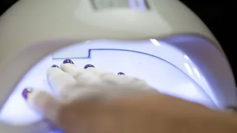Tuvo cáncer en un dedo e investigan si fue por las lámparas de esmaltado semipermanente