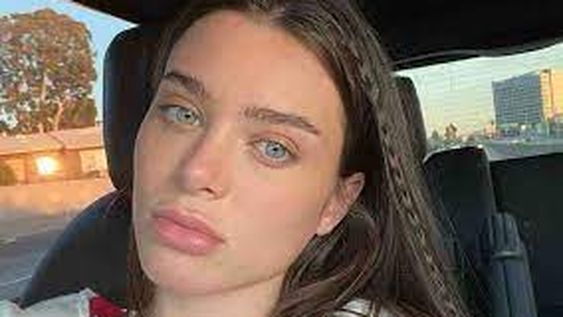 La exactriz de cine porno Lana Rhoades explotó todo con camisa desprendida y sin bombacha