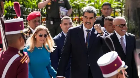 Nicolás Maduro y su esposa Cilia Flores llegan a la Asamblea Nacional para la ceremonia de juramentación.