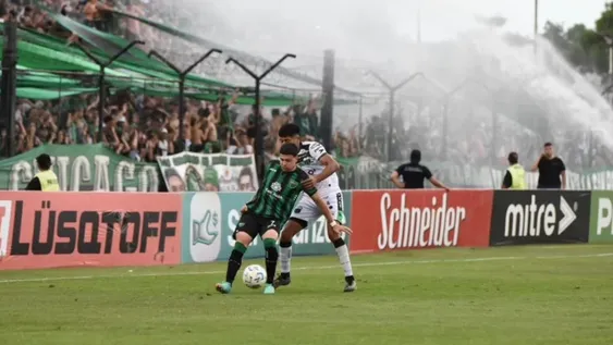 Presión. Montagna aguanta la marca. San Martín era más en ese primer tiempo y tenía a Chicago controlado pero en el complemento, dos minutos fatales lo terminaron dejando sin nada.