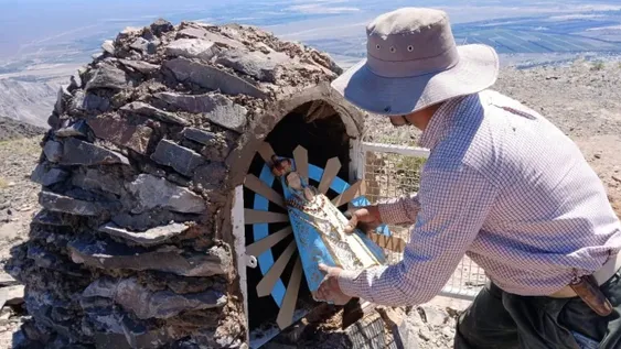 Los vecinos reconstruyeron las grutas vandalizadas en las Sierras Azules