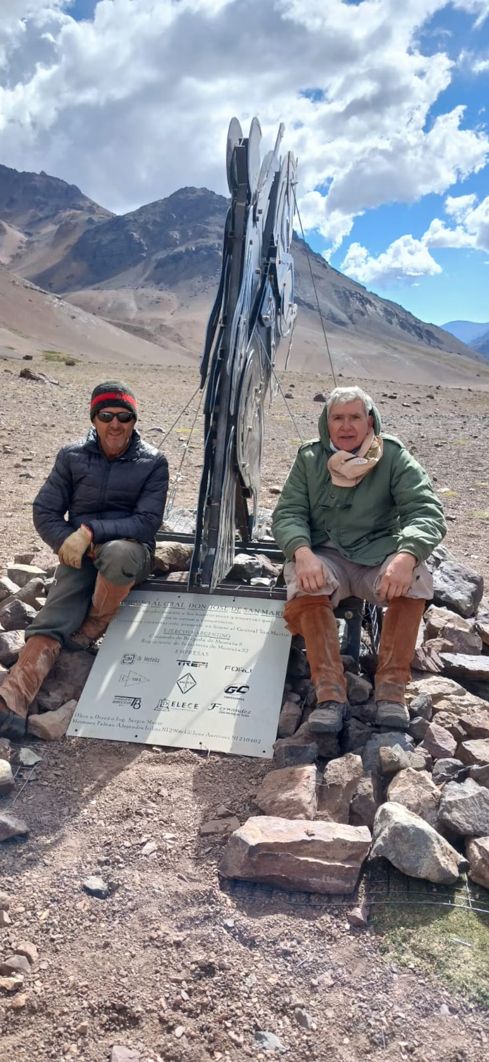 Iribas y Anríquez, junto al monumento que honra al general José de San Martín, a más de 4.000 metros de altura