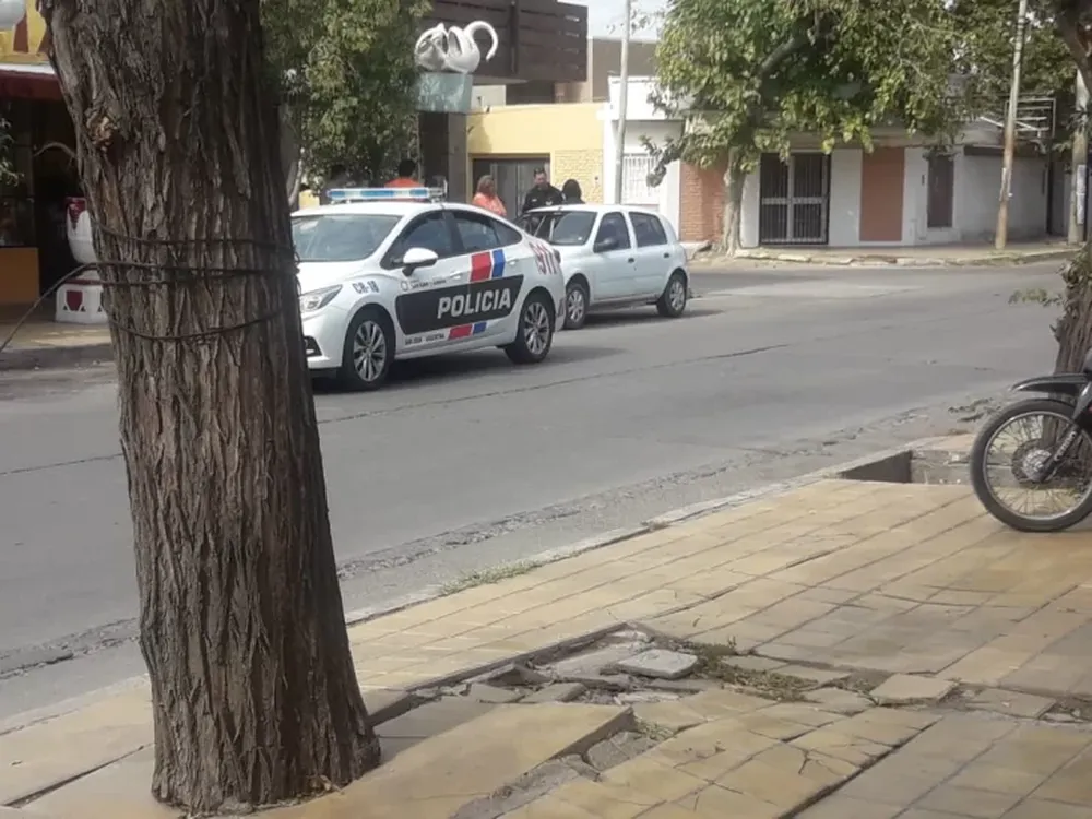 Se bajó en un jardín, dejó a su hija en el auto y motochorros rompieron un vidrio para robarle