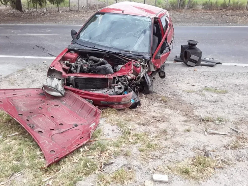 Se quedó dormido, perdió el control de su auto y chocó violentamente contra un árbol