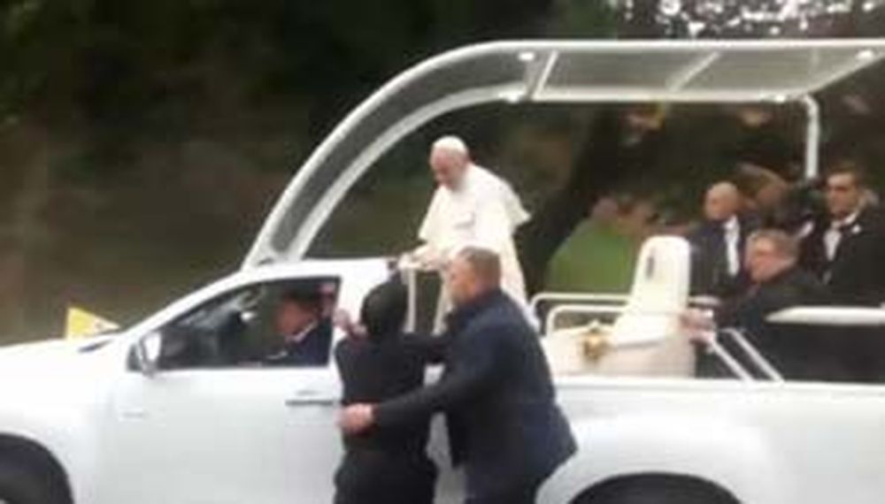 El sacerdote sanjuanino que se acercó al Papa y fue frenado por la Policía polaca
