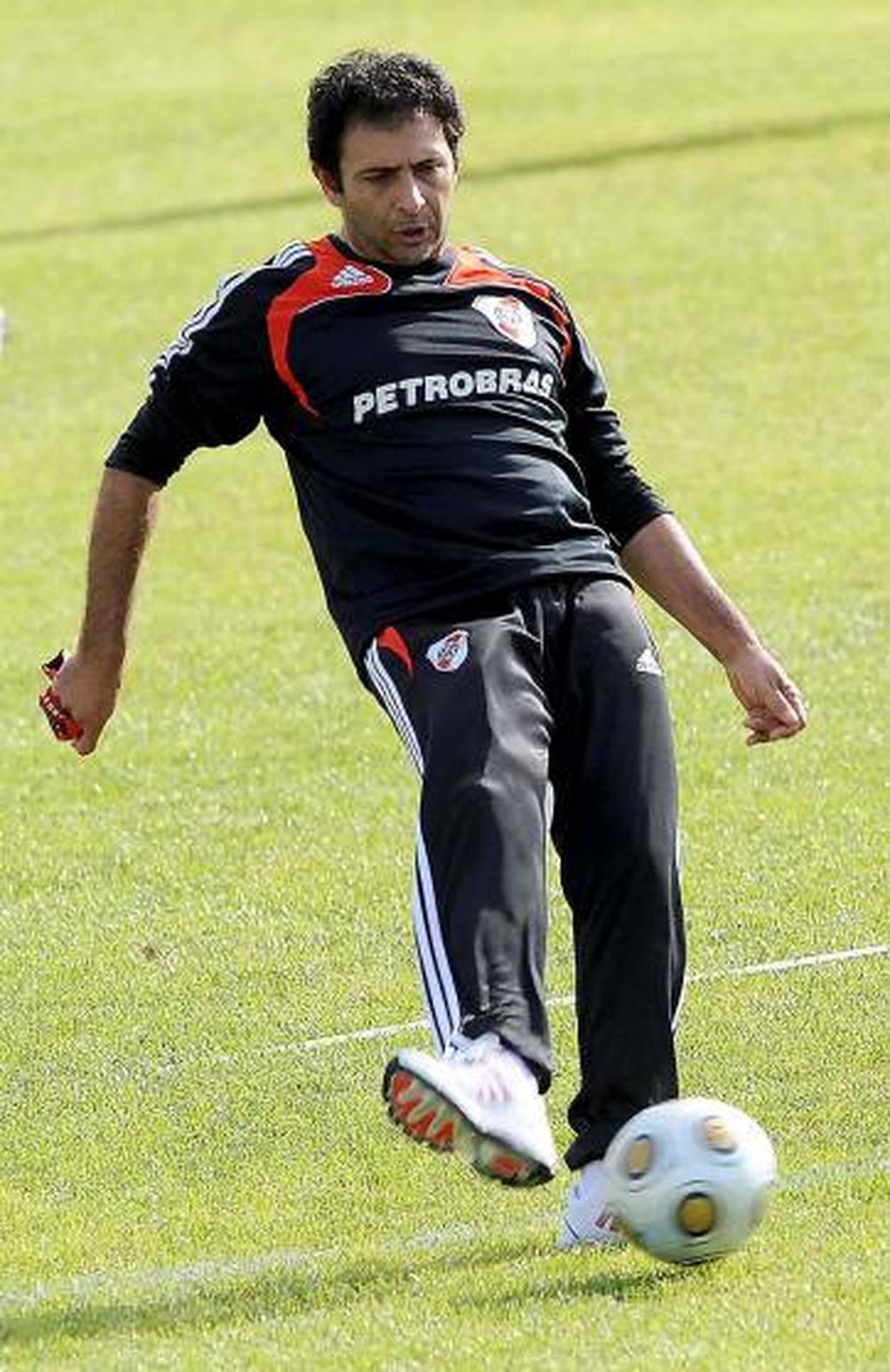 River: Pelota al piso