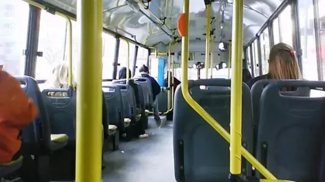 Le tocó la cola a una menor a bordo de un colectivo hace más de un año y zafó de ir a prisión