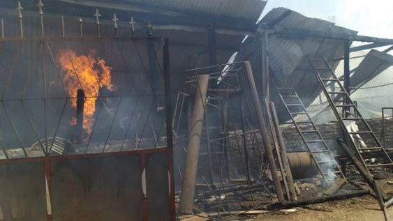 [VIDEOS] Feroz incendio en una carpintería en Villa Aberastain: explotó un camión