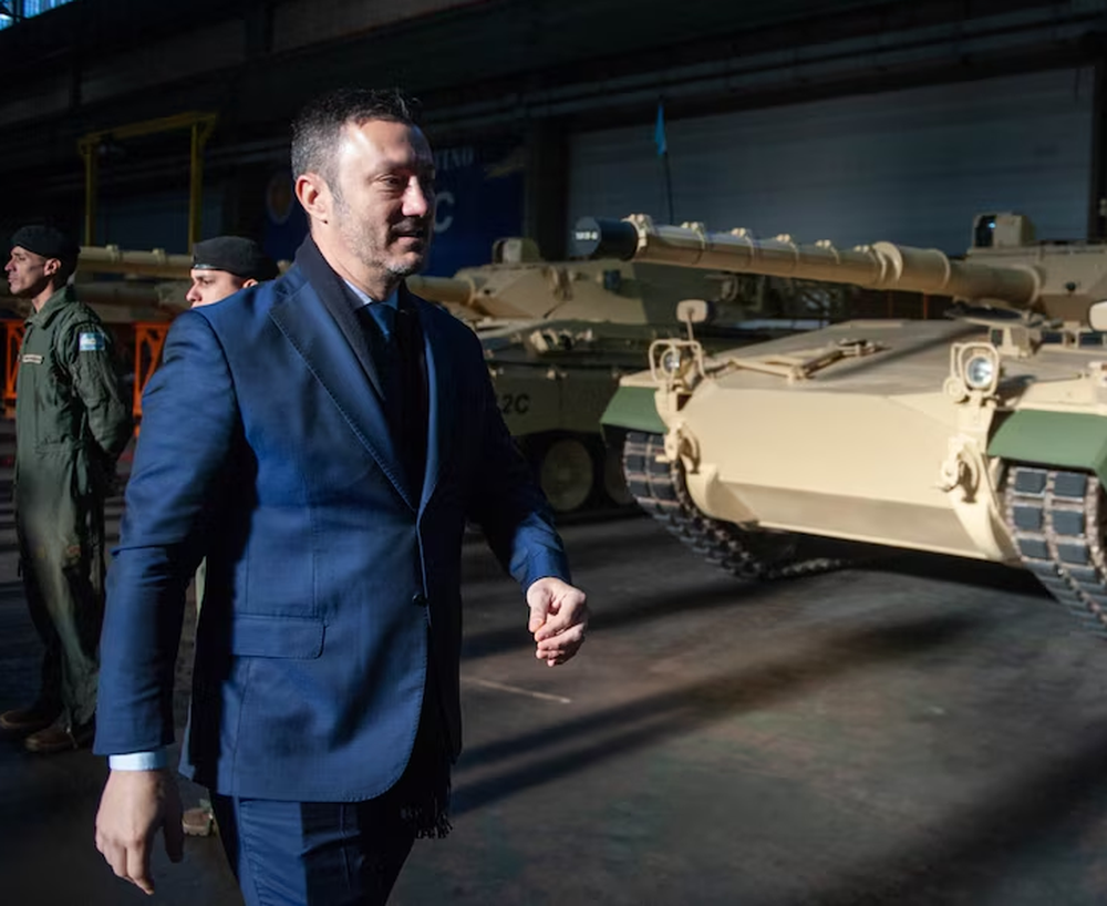 Luis Petri hará cambios antes de renunciar a su cargo en Defensa.