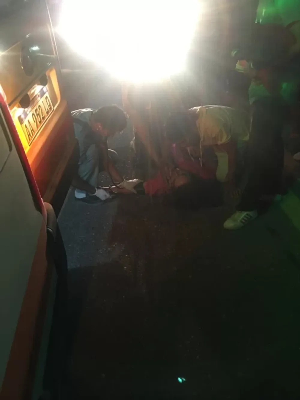 Iba en moto, lo chocó un auto y fue hospitalizado