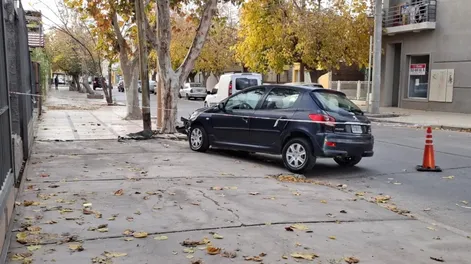 Un automovilista se descompensó, golpeó un poste y murió en el acto